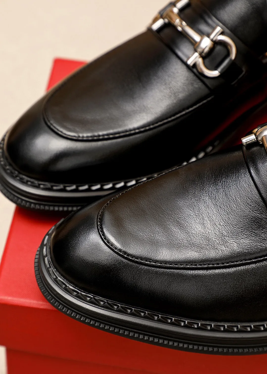 Men's shoes 💰480 💐 Product trademark: Ferragamo "Ferragamo" casual leather shoes Regular size: 38-44 (45.46🉑️customized) Product materials: Selected imported calfskin upper + classic hardware buckle, imported water-dyed cowhide leather lining. Strong three-dimensional visual effect, rubber outsole Color: 1⃣️color optional
